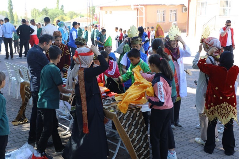 Sevgi Dolu Bir Gün: Gönüllü Gençlerimiz, Köy Okulundaki Çocuklarla Bir Araya Geldi