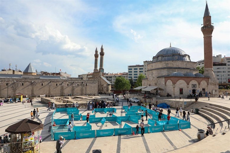 Buruciye Medresesi Önünde  Labirent Oryantiring Şenliği 