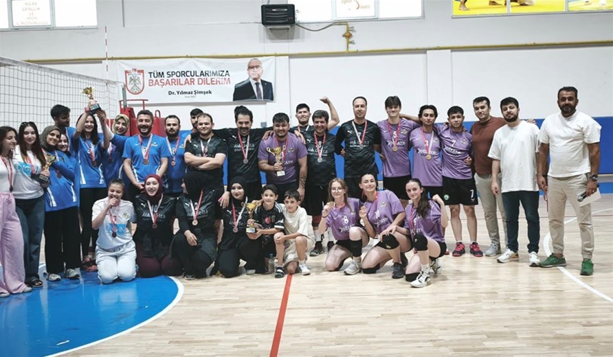 15 Temmuz Demokrasi ve Milli Birlik Günü Gençlik Merkezi Voleybol Turnuvaları Tamamlandı.