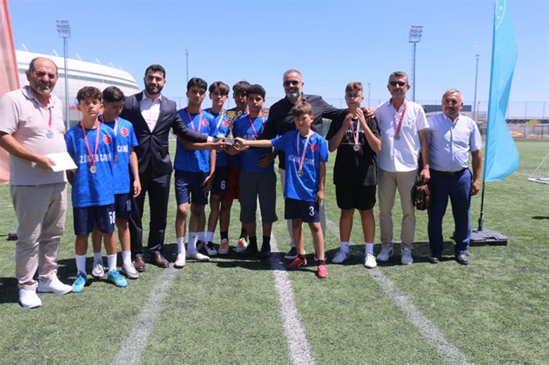 04-13 Ağustos tarihleri arasında İl Müdürlüğümüz ve İl Müftülüğü iş birliğinde düzenlenen Camiler Arası 5x5 Futbol Şenliği müsabakaları sona erdi.